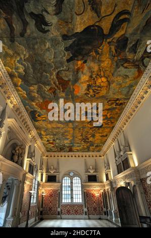 Sala Hirsvogel restaurata con soffitto in tela, raffigurante il tropicbird autunnale (Phaethon), costruito nel 1534, nello stile del Rinascimento italiano, Tuchers Foto Stock