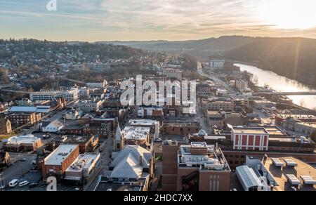 Morgantown, WV - 4 gennaio 2022: Vista aerea del centro di Morgantown nel tardo pomeriggio in Virginia occidentale Foto Stock