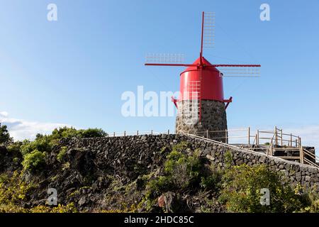 Mulino a vento rosso, isola di Pico, Azzorre Foto Stock