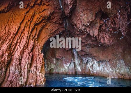 Formazioni rocciose e acque blu profonde nella riserva naturale di Scandola, Corsica, Corsica, Francia Foto Stock