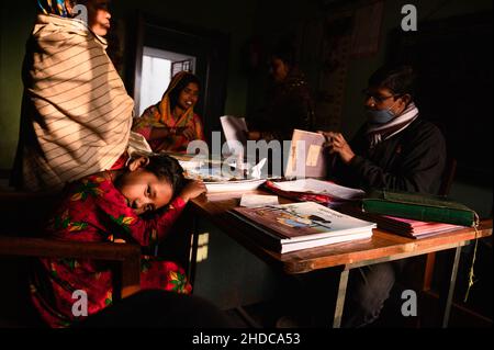 Nabin Nagar, India. 04th Jan 2022. Il nuovo anno accademico è iniziato, gli studenti sono ammessi ad una scuola elementare rurale dell'India e nuovi libri scolastici gratuiti sono distribuiti agli studenti che sono forniti dal governo di Nabin Nagar. (Foto di Soumyabrata Roy/Pacific Press) Credit: Pacific Press Media Production Corp./Alamy Live News Foto Stock