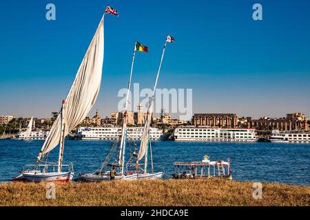 Riva del Nilo con vista del tempio di Luxor, feluche e navi d'albergo, Luxor, Tebe, Egitto, Luxor, Tebe, Egitto, Africa Foto Stock