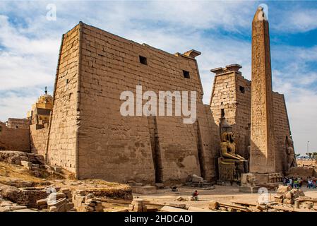 Pilone d'ingresso fiancheggiato da due statue colossali di Ramses e obelisco, Tempio di Luxor, Tebe, Egitto, Luxor, Tebe, Egitto, Africa Foto Stock