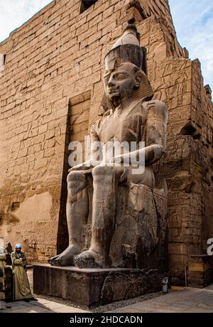 Pilone d'ingresso fiancheggiato da due statue colossali di Ramses, Tempio di Luxor, Tebe, Egitto, Luxor, Tebe, Egitto, Africa Foto Stock