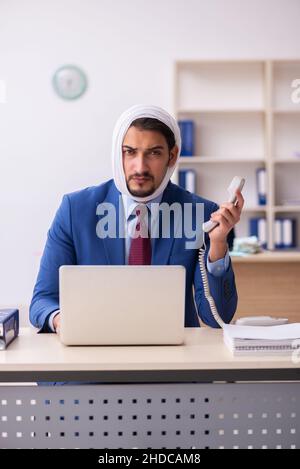 Giovane impiegato di uomini d'affari che soffre di mal di denti sul posto di lavoro Foto Stock