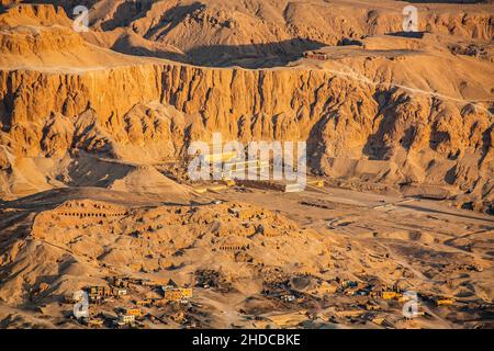 Tempio mortuario del faraone Hatshepsut, Deir el-Bahari, dietro la parete rocciosa si trova la Valle dei Re, Luxor, Tebe-Ovest, Egitto, Luxor, Tebe, noi Foto Stock