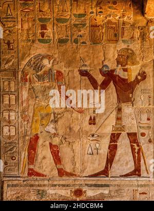 Rilievo nel portico della Cappella Anubis con Thutmosis III che sacrifica al dio Sokar in forma falconica, tempio funerario del faraone Hatshepsut, Foto Stock