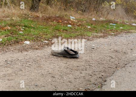 Odessa regione, Ucraina - 7 novembre 2021 spazzatura lungo la strada, plastica, bottiglie, sacchetti. Concetto ambientale. Salvare il pianeta. Foto Stock