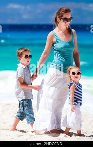 Mutter und Kind machen Urlaub am Strand, Seychellen, Indischer Ozean, MR: Sì Foto Stock