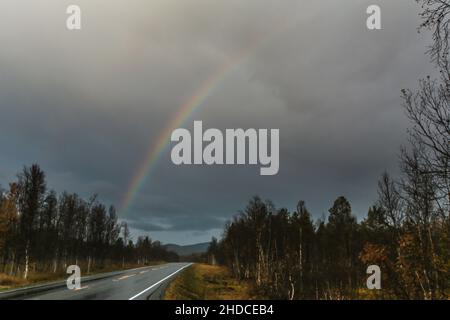 Regenbogen über E6 / arcobaleno su strada Foto Stock