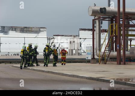 Vigili del fuoco che analizzano una situazione di salvataggio in una pratica. Foto Stock