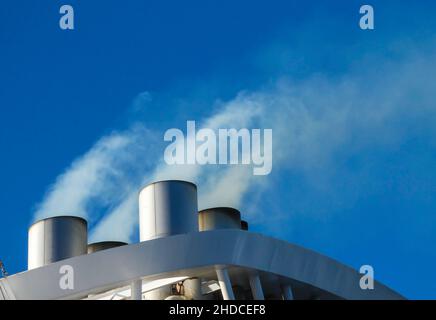 Abgase über Fähre / scarico su traghetto Foto Stock