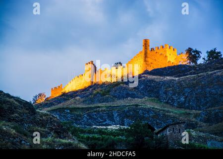 Das Schloss Tourbillon ist eine Burgruine in Sitten im Schweizer Kanton Wallis. Foto Stock