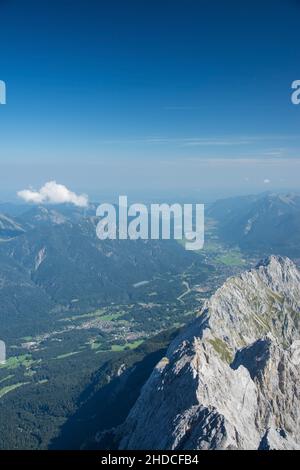 Garmisch-Partenkirchen ist ein Markt und zugleich der Kreishauptort des Landkreises Garmisch-Partenkirchen sowie das Zentrum des Werdenfelser Landes. Foto Stock