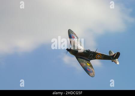 Royal Air Force, Battle of Britain Memorial Flight Supermarine Spitfire Mk. II aereo da caccia P7350 come QJ-K, in volo. Grande cielo, copyspace Foto Stock