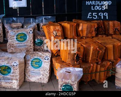 Sacchetti di combustibile di inverno di tronchi di legno duro asciutti e accendendo da Chopsticks di Charity per la vendita in un centro di giardino valutato £5,99 nel novembre 2021 Foto Stock