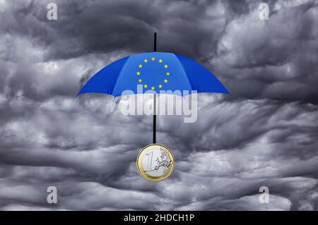 Euro-Rettungsschirm, dient dem Schutz der Waehrung vor Krisen, Gewitter, Regenwolken, Foto Stock