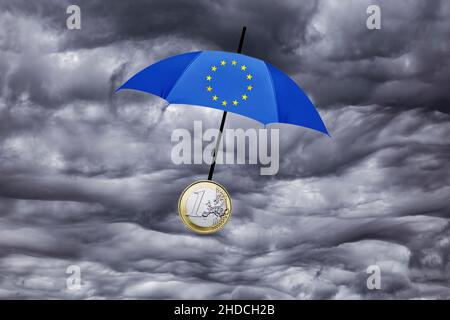 Euro-Rettungsschirm, dient dem Schutz der Waehrung vor Krisen, Gewitter, Regenwolken, Foto Stock