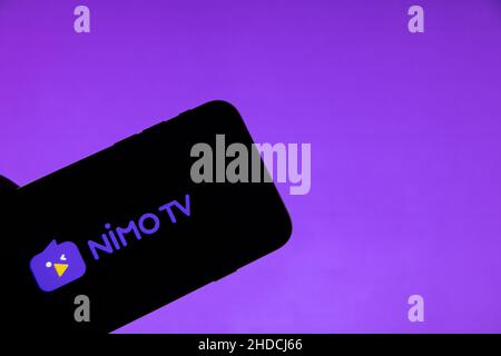 Rheinbach, Germania 5 gennaio 2021, il logo del marchio della piattaforma di gioco live streaming 'Nimo TV' sul display di uno smartphone Foto Stock
