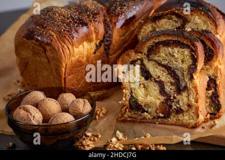 Pound torta con cacao, uvetta e delizia turca ripieno Foto Stock