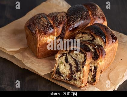 Pound torta con cacao, uvetta e delizia turca ripieno Foto Stock