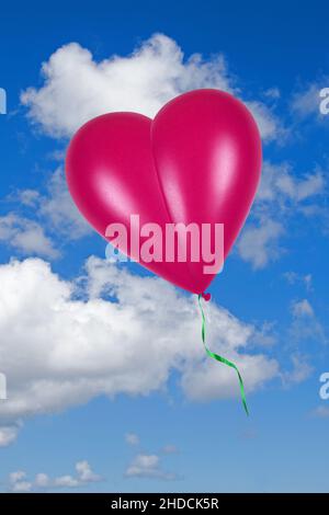 Pinkfarbener Herzluftballon vor blauen Himmel, Herzform, Luftballon, Cumulus Wolken, Foto Stock