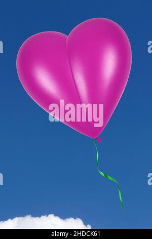 Pinkfarbener Herzluftballon vor blauen Himmel, Herzform, Luftballon, Cumulus Wolken, Foto Stock