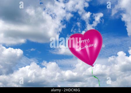 Pinkfarbener, vor Herzluftballon blauen Himmel, Herzform, Luftballon, Cumulus Wolken, buon compleanno, Geburtstag, Foto Stock