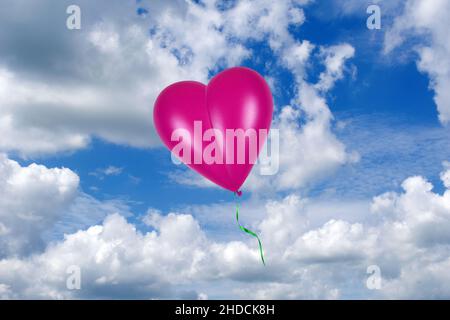 Pinkfarbener Herzluftballon vor blauen Himmel, Herzform, Luftballon, Cumulus Wolken, Foto Stock