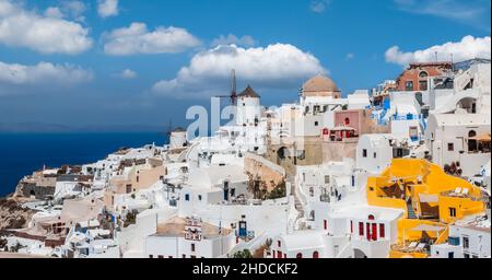 Vista panoramica dello skyline del villaggio greco Oia sull'isola di Santorini in Grecia in una splendida giornata di vacanza. Foto Stock