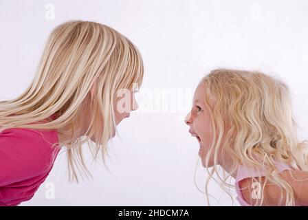 Zwei Mädchen bionda, 6 und Jahre alt, Schulmädchen, schreien sich un, signor:Sì Foto Stock