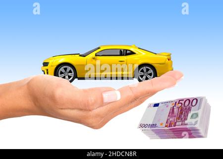 Mano Modellauto mit, Frauenhand, Chevrolet Camaro, ZL1, STATI UNITI D'AMERICA, Wertsteigerung für Oldtimer, 500er, Euro, Banknoten, Geldscheine, Foto Stock