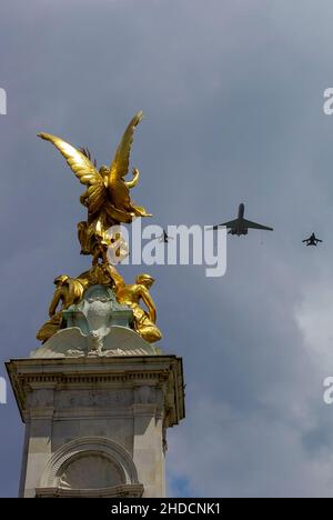 Il Queen's Birthday Flypassato sopra il Mall dopo l'evento 2009 Trooping the Color, passando sopra il Victoria Memorial. Vickers VC10 autocisterna con combattenti Tornado Foto Stock
