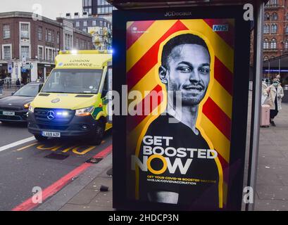 Londra, Regno Unito 2nd gennaio 2022. Una pubblicità governativa esorta le persone a farsi dare un richiamo su una fermata dell'autobus a King's Cross mentre la variante Omicron del coronavirus si diffonde in tutto il mondo. Foto Stock