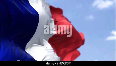 Dettaglio della bandiera nazionale della Francia che sventola nel vento in una giornata limpida. Democrazia e politica. Paese europeo. Foto Stock