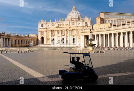 Due poliziotti romani in un carro che pattuglia Piazza San Pietro nella Città del Vaticano Foto Stock