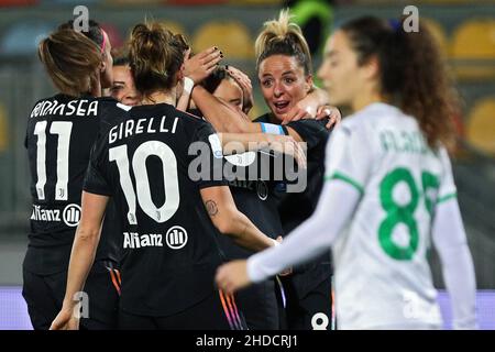 Elsa Amanda Nilden di Juventus festeggia con i suoi compagni di squadra dopo aver segnato 1-0 gol durante la Super Cup Italiana Donne, partita di calcio semifinale tra Juventus e Sassuolo il 5 gennaio 2022 allo Stadio Benito Stirpe di Frosinone, Italia - Foto Federico Proietti / DPPI Foto Stock
