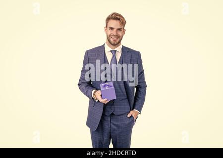 presente per il giorno delle donne. ceo riuscito che tiene giftbox. uomo bello Foto Stock