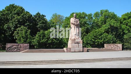 Lviv, Ucraina: Statua di Ivan Franko a Lviv. Il monumento si trova nel Parco Ivan Franko di fronte all'Università Nazionale Ivan Franko di Lviv. Foto Stock