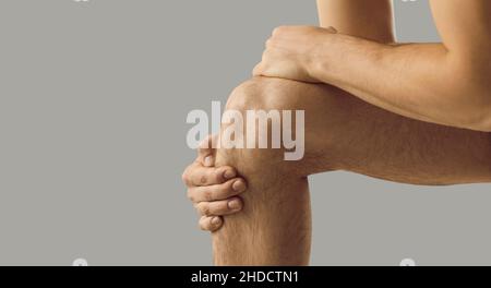 L'uomo malsano soffre di dolore al ginocchio Foto Stock