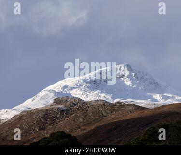 La cima della montagna Sgurr na Lapaich coperto di neve. Glen Affric, Highland, Scozia Foto Stock