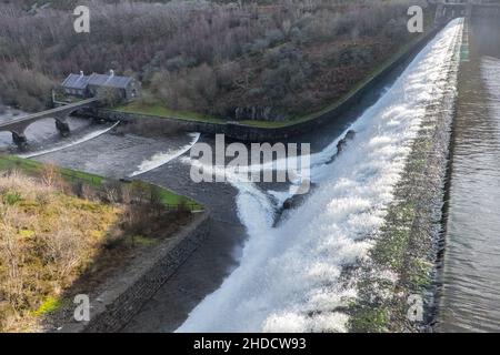 Caban Coch (cabina Rossa) diga e serbatoio, altezza 37m lunghezza 186m. E 'stato progettato per assomigliare a una cascata, traboccante dopo la pioggia pesante.Elan Valley, Elan Valley Estate, di proprietà,da,Dwr Cymru,Welsh Water,West, of,Rhayader, Powys,Mid,West Wales,Welsh,Elan Valley,is,1% of Wales,Covers,an,area,of,72,Square,Miles,and,is,is,known,as,District,Lake,Wales,District of,Lake,Wales,Lake,District,Wales,Lake,Lake,District Ci sono 6 dighe nella zona che creano i serbatoi che sono stati costruiti cento anni fa e, sono, un,epico,impresa,di,ingegneria,civile,che alimentano in un acquedotto a gravità 73 miglia per fornire acqua pulita alla città di Birmingham,Inghilterra. Foto Stock