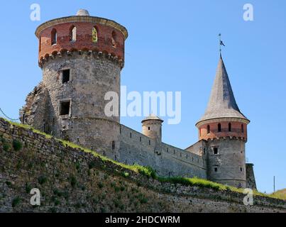 Kamyanets Podilskyi, Ucraina: Kamianets-Podilskyi Castello, la principale attrazione turistica della città. Due torri e parte del muro del castello. Foto Stock