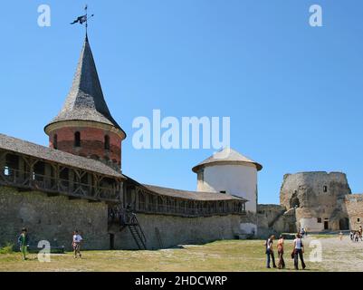 Kamyanets Podilskyi, Ucraina: Kamianets-Podilskyi Castello, la principale attrazione turistica della città. Persone all'interno dei giardini del castello esplorare. Foto Stock
