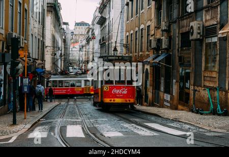 Lisbona, Portogallo - 5 gennaio 2022: Rua da Conceicao nel quartiere di Baixa, famoso viale sul percorso del tram No.28 Foto Stock