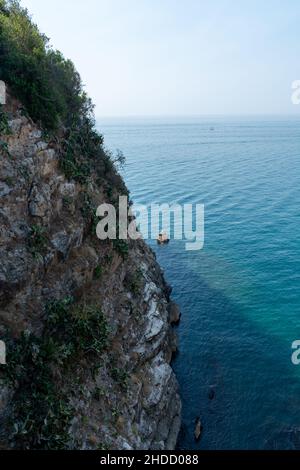 Passeggiata mattutina nella parte vecchia di Gaeta, antica città italiana in provincia di Latina sul mare tirreno Foto Stock