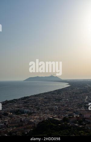 Vista aerea su Terracina, montagne e baia del Mar Tirreno, antica città italiana in provincia di Latina al tramonto Foto Stock