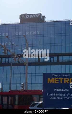 Chisinau, Moldavia - 10 ottobre 2021: Vista della costruzione della società ITower che fornisce uffici commerciali in affitto. Foto Stock