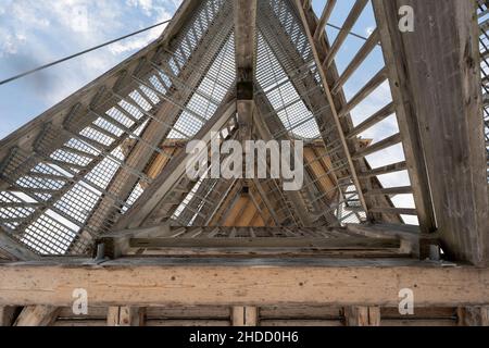 Vista dal basso in una costruzione torre di legno con scale Foto Stock