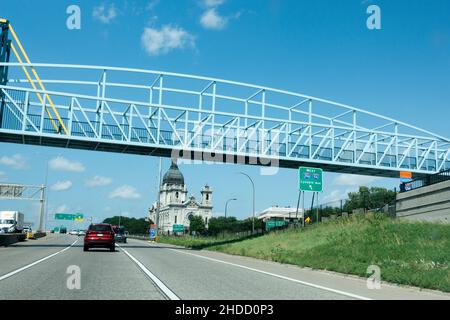 Basilica di St Mary & Siah Armajani progettato ponte tra Minneapolis Sculpture Garden & Loring Pk su Hennepin Ave. Minneapolis Minnesota Stati Uniti Foto Stock